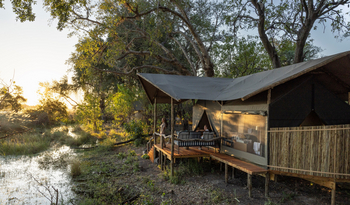 Shinde Footsteps Shinde Footsteps: Wasser vor dem Zelt