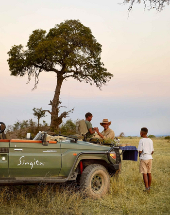 Singita Castleton: Gäste beim Sundowner am Land Cruiser