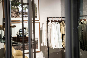 Singita Sweni Lodge: Safari-Shop mit Hemden und Lederhocker