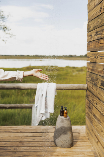 Vumbura Plains Camp: Outdoor Shower