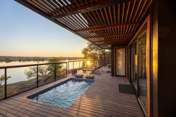 Anantara Tented Camp Kafue River: Deck mit Liegestühlen und Plunge-Pool im goldenen Abendlicht