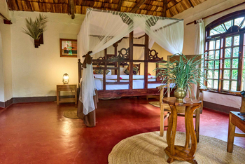 Arusha Safari Lodge: Himmelbett mit Moskitonetz und Laterne