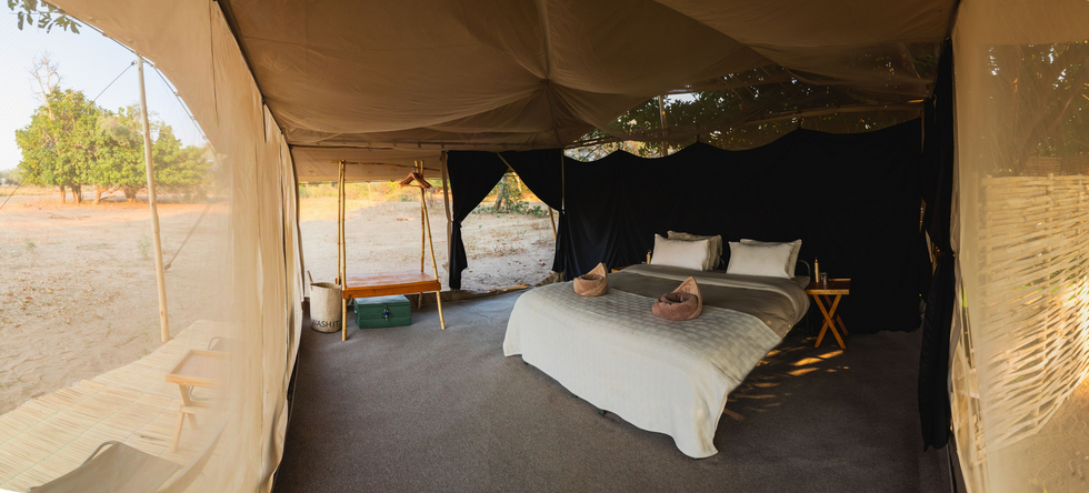 Chula Island Camp: Doppelbett auf Teppich Chula Island Camp: Doppelbett auf Teppich