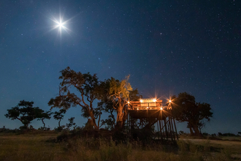 Kanana Camp: Sleep-out-Deck bei Nacht