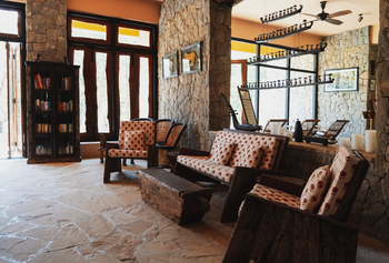 Kanha Earth Lodge: Sitzecke und Bücherschrank