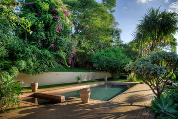 Kubu Lodge: Pool mit Terra-Cotta-Vasen