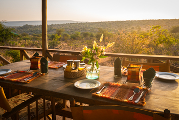 Laikipia Wilderness Camp: Esstisch im Hauptbereich