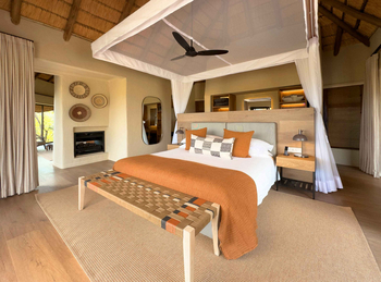 Madikwe Hills Private Game Lodge: Schlafzimmer mit Netz über Kingsize-Bett