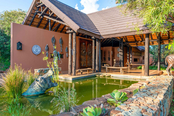 Mateya Safari Lodge: Hippo-Figur im Stein-Teich