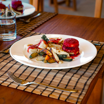 Mkomazi Wilderness Retreat: Mahlzeit mit Roten Beeten auf Holztisch