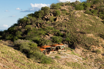 Saruni Samburu: Lage im Felssattel