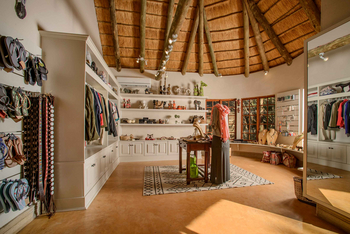 Savanna Lodge: Safari-Boutique mit Holztisch und Schals