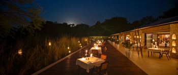 Sujan Sher Bagh: Festliches Abendessen auf der Restaurant Terrasse im Kerzenschein