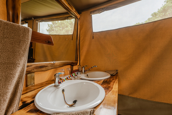 Tangulia Mara Camp: Doppelwaschbecken mit Spiegel