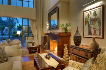 The Bishop's House: Kamin und Sofa