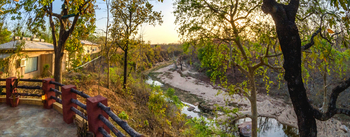 The Riverwood Forest Retreat: Oberhalb vom Flussbett