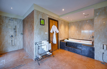 The Tigress: Bad mit Badewanne und Dusche