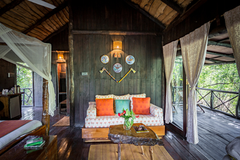 Treehouse Hideaway: Sofa und Bett