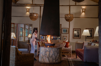 Volcanoes Bwindi Lodge: Kamin