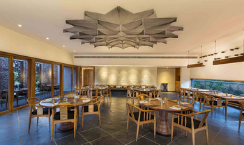 Woods at Sasan: Tische im Restaurant