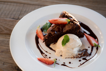 andBeyond Phinda Rock Lodge: Exquisites Schokoladen-Dessert auf Holz serviert