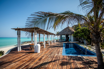 Anantara Medjumbe Island Resort: Pool und Schattendach
