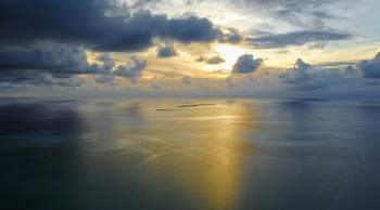 Cosmoledo Eco Camp: Golden Sunset und Wolken
