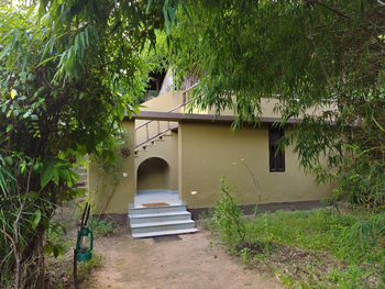 Forsyth Lodge Forsyth Lodge: Aufgang zum Machaan Cottage