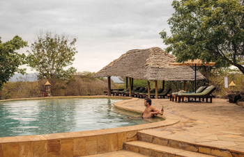 KIA Lodge: Entspannung am Pool unter Schattendach