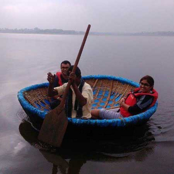 Kaav Safari Lodge: Ausflug im traditionellen Coracle