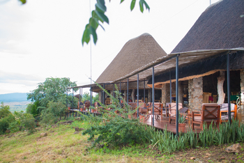 Kidepo Savannah Lodge: Hauptgebäude mit Restaurantterrasse