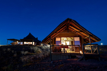 Kulala Desert Lodge: Gästezelte am Abend