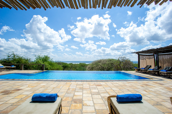 Lake Burunge Tented Lodge: Pool mit Sonnenliegen