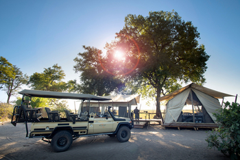 Linyanti Expeditions: Geländefahrzeug vor dem Camp