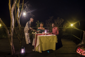 Mara Serena Safari Lodge: Abendessen unter Sternenhimmel