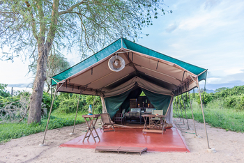 Mdonya Old River Camp: Zelt auf Steinplattform