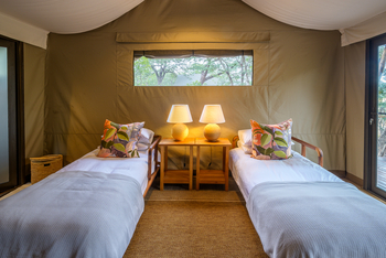 Muddy Teak Camp: Zwei Einzelbetten im Twin Zelt