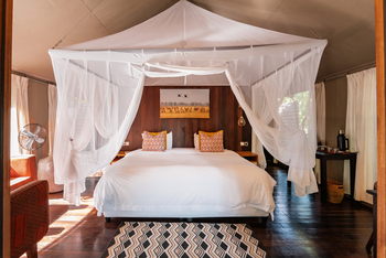 Muzimu Lodge: Doppelbett mit Moskitonetz