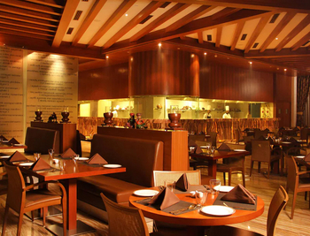Radisson Blue New Delhi Dwarka: Tische im Restaurant