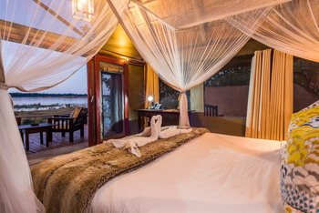Royal Zambezi Lodge: Blick vom Bett auf den Fluss