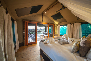 Rra Dinare Camp: Blick zum Zelt hinaus