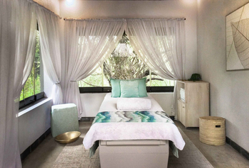Sabi Sabi Bush Lodge: Schlafzimmer mit türkisfarbenen Akzenten und Pflanzen