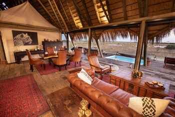 Selinda Suite: Lounge und Esstisch