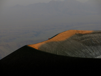 Lake Natron Camp: Erste Sonne am Kraterrand Lake Natron Camp: Erste Sonne am Kraterrand