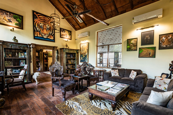 Bamboo Forest Safari Lodge: Lounge mit Sofa