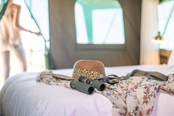 Camp Doros: Fernglas und Hut