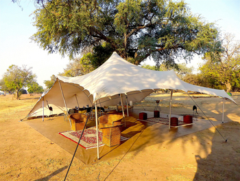 Camp Mana: Lounge und Essbereich