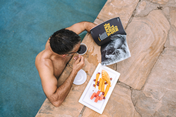 Hamerkop House by Lemala: Lektüre am Pool