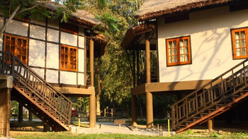 Infinity Resort Kaziranga: Aufgänge zu den Bungalows
