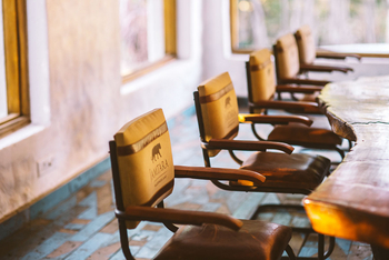 Jamtara Wilderness Camp: Stühle am Esstisch